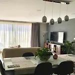 Modern - - Close To - 5 Star Rating Lejlighed