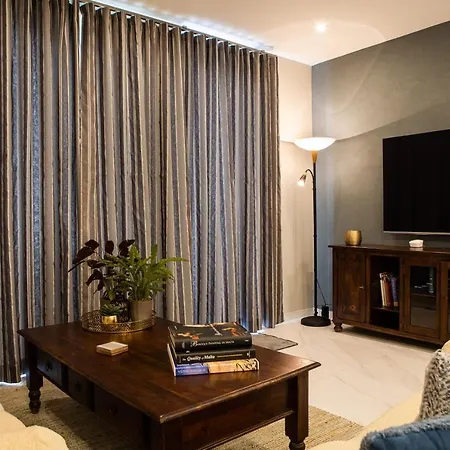 Modern - - Close To - 5 Star Rating *