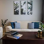Modern - - Close To - 5 Star Rating Appartement *