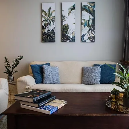 Modern - - Close To - 5 Star Rating Apartamento *