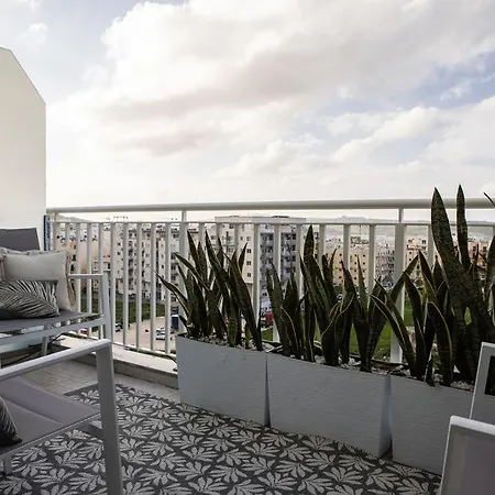 Modern - - Close To - 5 Star Rating *