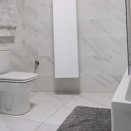 Modern - - Close To - 5 Star Rating Appartement *