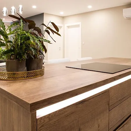 Modern - - Close To - 5 Star Rating Apartment *