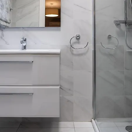 Modern - - Close To - 5 Star Rating * St. Paul's Bay