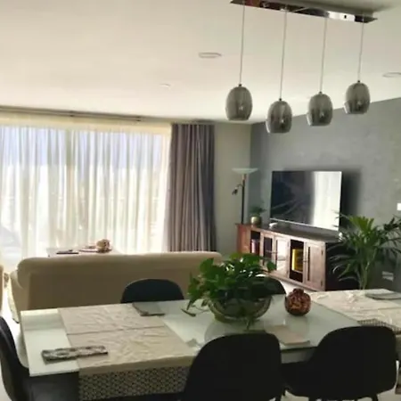 Modern - - Close To - 5 Star Rating Apartment