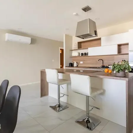 Modern - - Close To - 5 Star Rating St. Paul's Bay