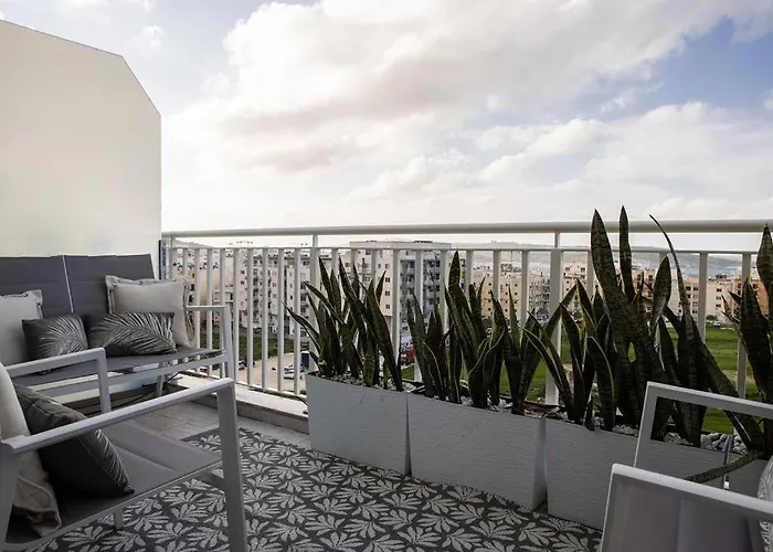 Modern - - Close To - 5 Star Rating *