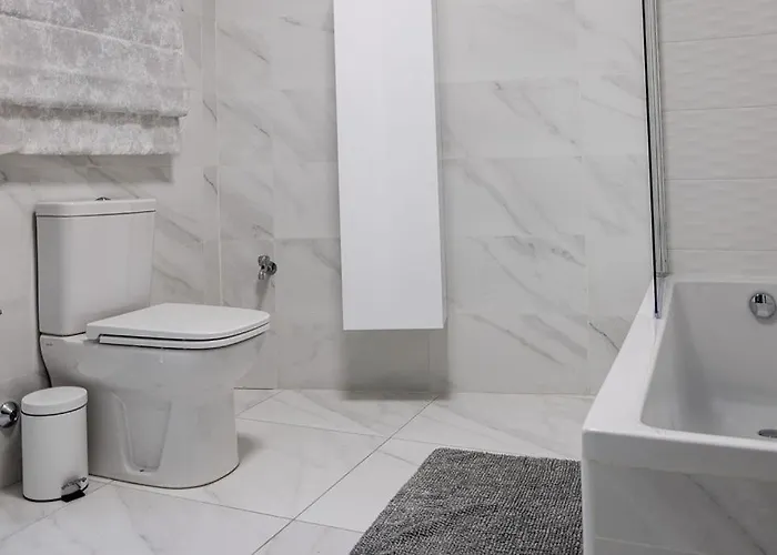 Modern - - Close To - 5 Star Rating Apartamento *