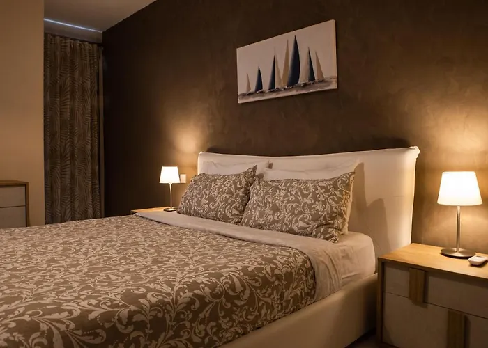 Modern - - Close To - 5 Star Rating