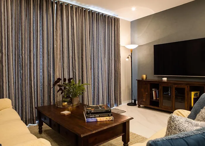 Modern - - Close To - 5 Star Rating *