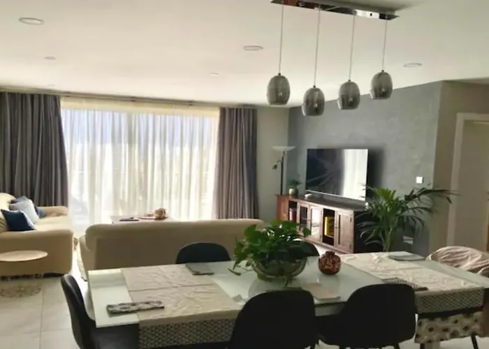 Modern - - Close To - 5 Star Rating Apartamento