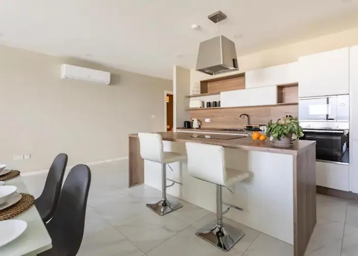 Modern - - Close To - 5 Star Rating St Paul's Bay